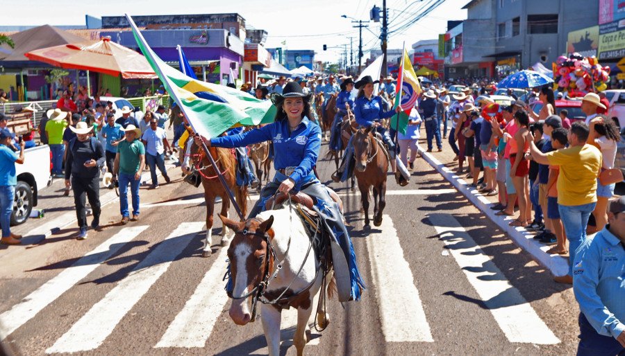 Cavaleiros e amazonas desfilam pelas principais ruas e avenidas de Araguaína (Foto: Ademir dos Anjos)