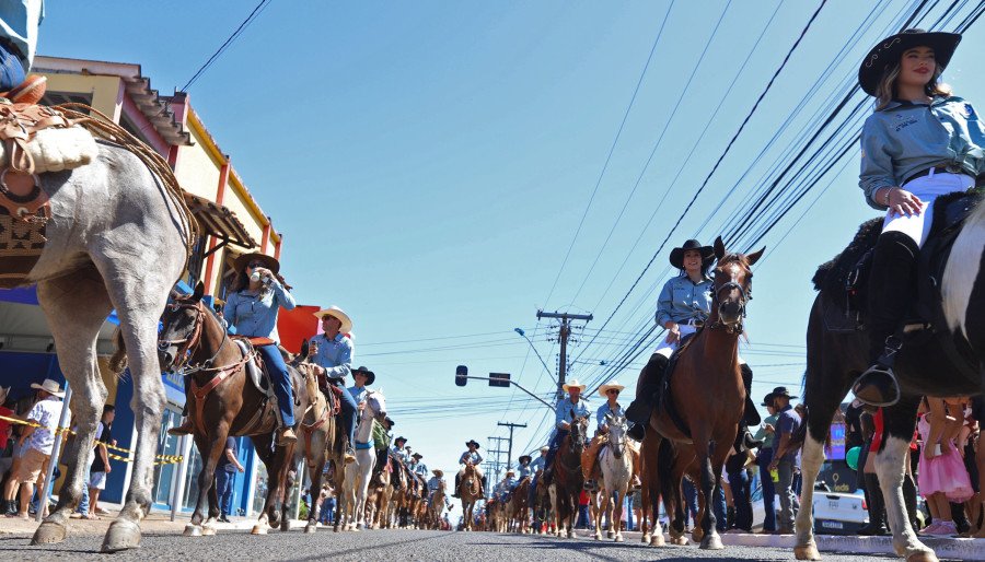 Momento de concentração das comitivas no ponto de partida da Cavalgada, que percorreu 4 km até o Parque de Exposições Dair José Lourenço