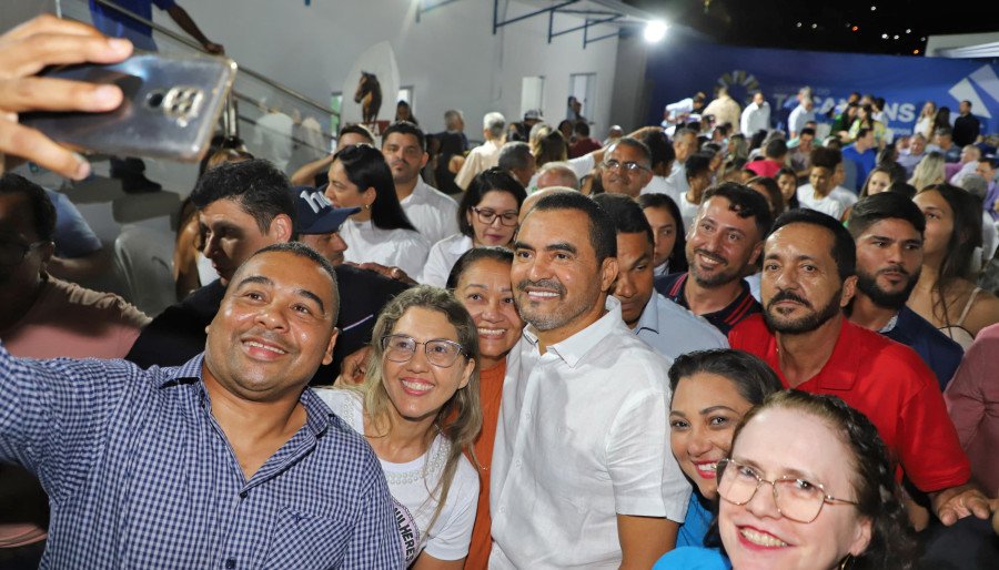 Autoridades municipais, estaduais e representantes da sociedade civil presentes na inauguração da nova sede da Adapec (Foto: Márcio Vieira)