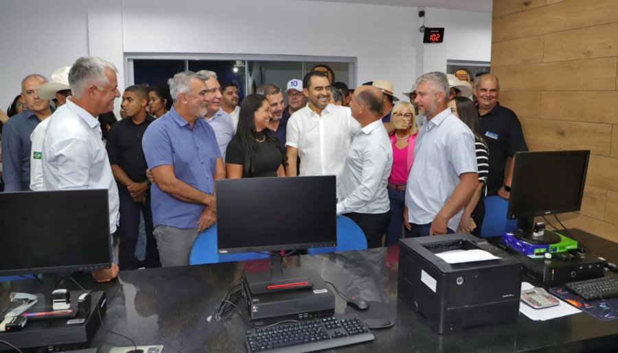 Governador Wanderlei Barbosa entregou novos computadores e equipamentos aos servidores da Adapec (Foto: Márcio Vieira)