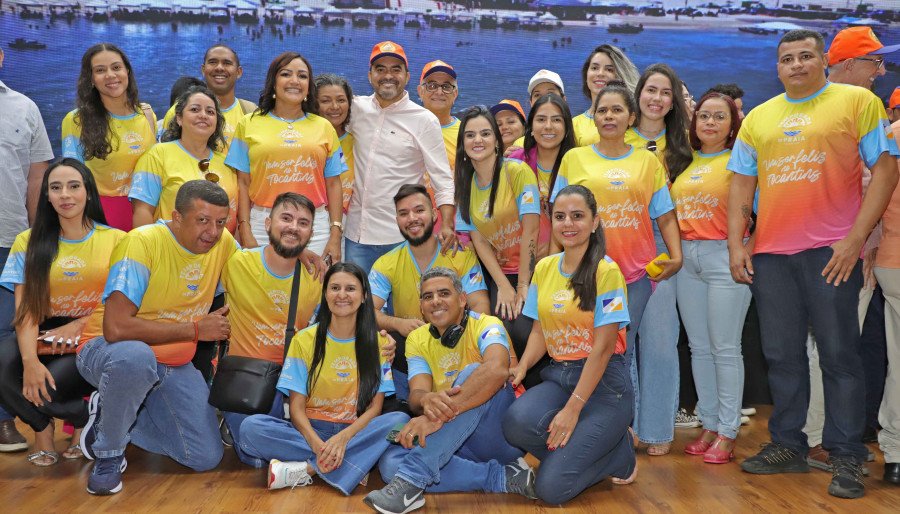 Governador Wanderlei Barbosa tira foto com funcionários da Setur durante o Lançamento da Temporada de Praia 2024 (Foto: Adilvan Nogueira)