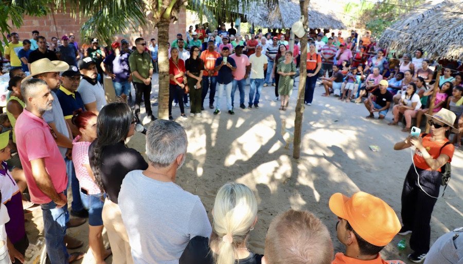 “Trouxemos um pouco de alívio para essas pessoas, além de ouvir quais são as suas principais necessidades para buscarmos ajuda o mais rápido possível”, destacou a primeira-dama Karynne Sotero, durante a visita ao assentamento (Foto: Loise Maria)
