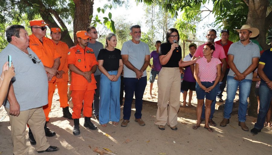 A pedido do governador Wanderlei, primeira-dama Karynne Sotero visitou a comunidade e levou donativos para as famílias atingidas pelo incêndio 