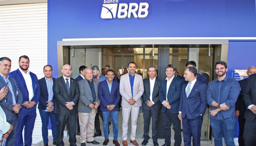 Governador Wanderlei Barbosa e secretários de Estado participam da inauguração das agências do BRB em Palmas (Foto: Marcio Vieira)