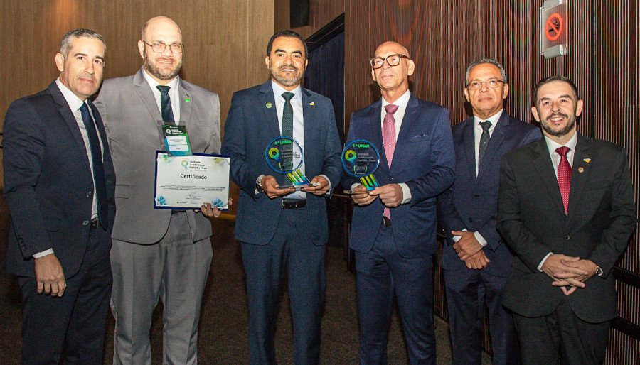 O governador Wanderlei Barbosa e a equipe da Sefaz do Tocantins, ao lado da equipe da Secretaria da Fazenda de Goiás, estado que ocupa o primeiro lugar no ranking (Foto: Vinícius Santa Rosa)