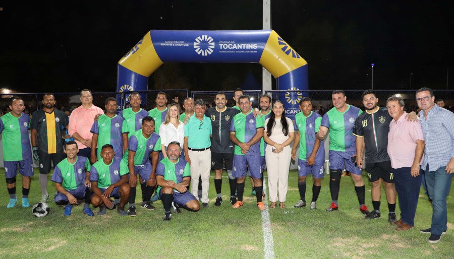 Autoridades do Governo do Estado e da Prefeitura de Tocantínia participam de partida de futebol após a inauguração do Complexo Poliesportivo