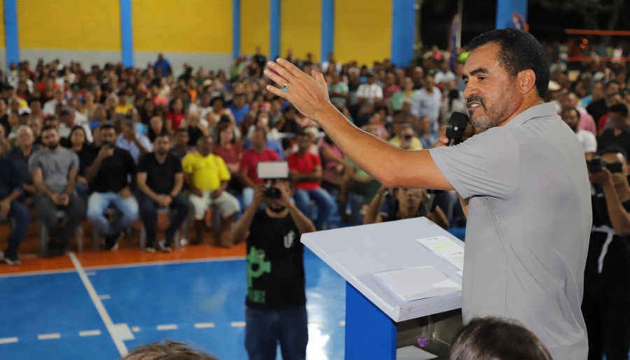 Governador Wanderlei Barbosa durante seu discurso na inauguração do Complexo Poliesportivo, destacando a importância do investimento para a comunidade (Foto: Esequias Araújo)