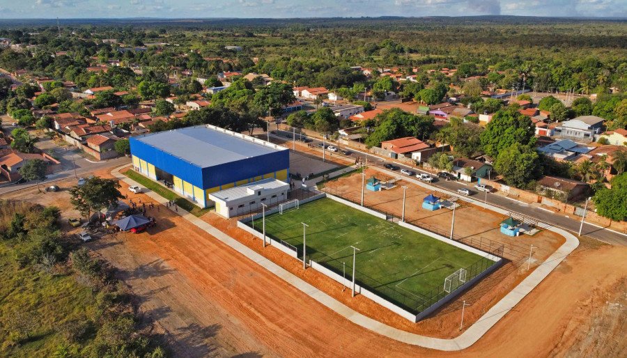 O Complexo Poliesportivo em Tocantínia inclui quadras de vôlei de areia, quadra poliesportiva coberta e campo society