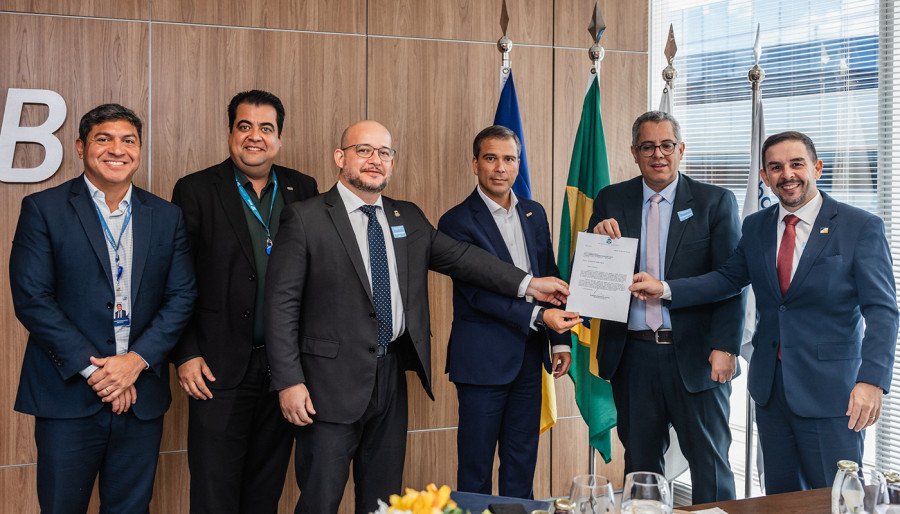 A formalização da Carta-Consulta ocorreu em reunião realizada nesta sexta-feira, 21, em Brasília, entre o presidente do BRB, Paulo Henrique Costa, o secretário da Fazenda do Tocantins, Júlio Edstron, da Administração, Paulo César Benfica e de Representação em Brasília, Carlos Manzini Júnior (Foto: Vinícius Santa Rosa)