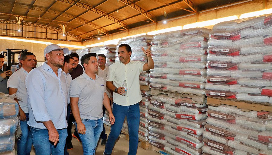 Governador Wanderlei Barbosa inspeciona as obras do Governo do Tocantins no Distrito Agroindustrial de Araguaína (Foto: Antonio Gonçalves)