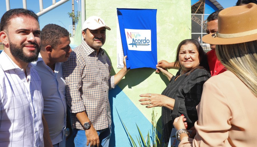 Governador prestigiou também a entrega de obras do município como a arquibancada do campo de futebol de Novo Acordo (Foto: Ademir dos Anjos)