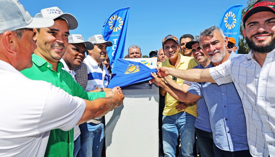 Governador Wanderlei Barbosa ao lado do prefeito Leandro Soares e demais autoridades, descerra a placa de inauguração da rodovia TO-247