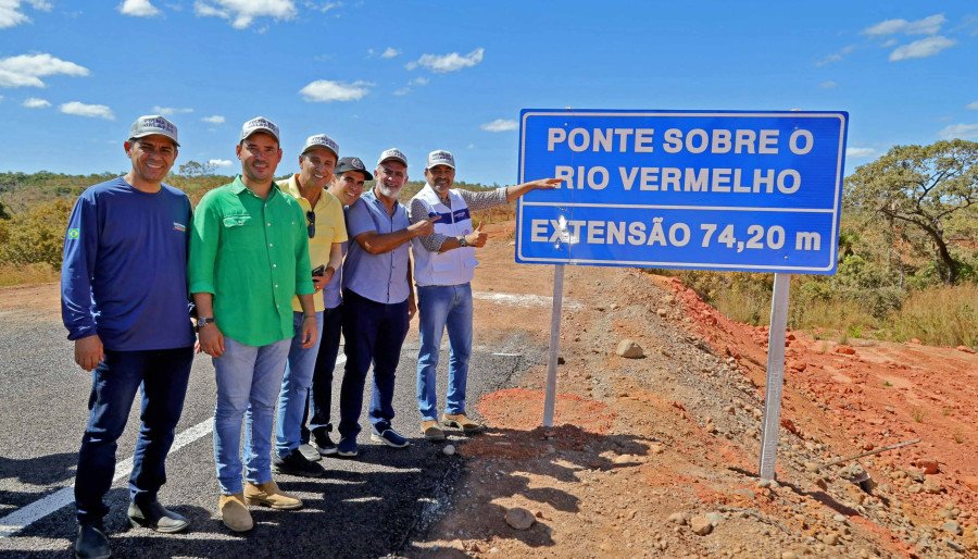 Governador Wanderlei Barbosa acompanhado de autoridades, mostra placa da Ponte que será construída sobre Rio Vermelho na TO-247