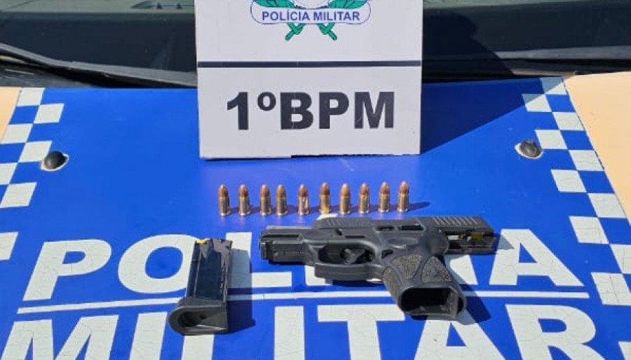 Arma de fogo apreendida em posse do homem preso por porte de arma de fogo de uso restrito e disparos de arma de fogo em local público