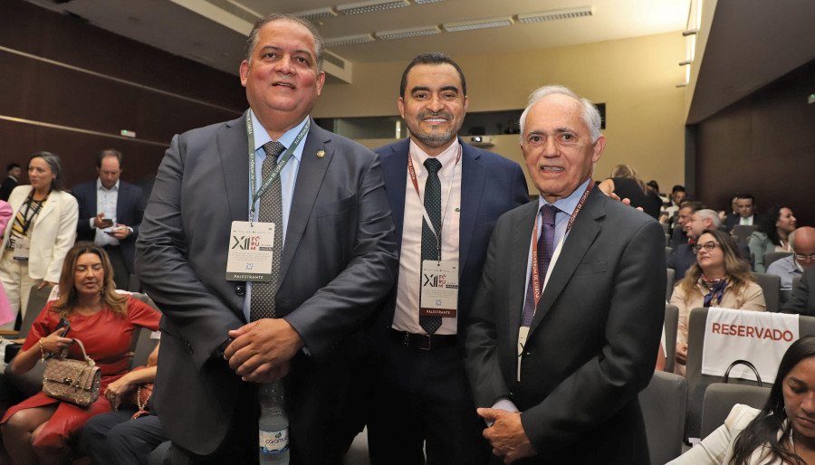 Governador, Wanderlei Barbosa, ao lado do senador Eduardo Gomes e do embaixador do Brasil em Portugal, Raimundo Carreiro Silva