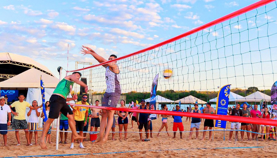 Projeto Esporte Verão promove atividades esportivas como vôlei de praia e futevôlei durante a temporada (Foto: Prefeitura de Paranã)