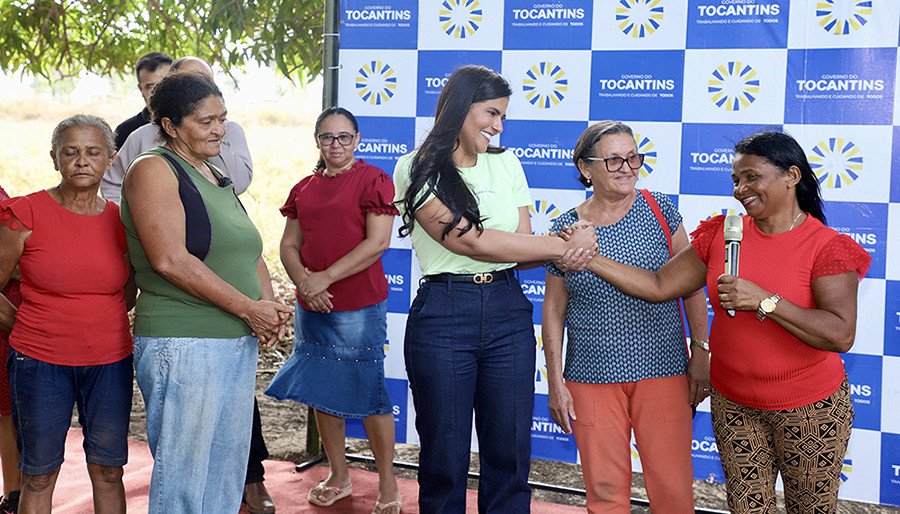 A líder do povoado Pequizeiro, Maria Divina da Silva Carvalho, agradeceu a presença da primeira-dama na comunidade (Foto: Loise Maria)