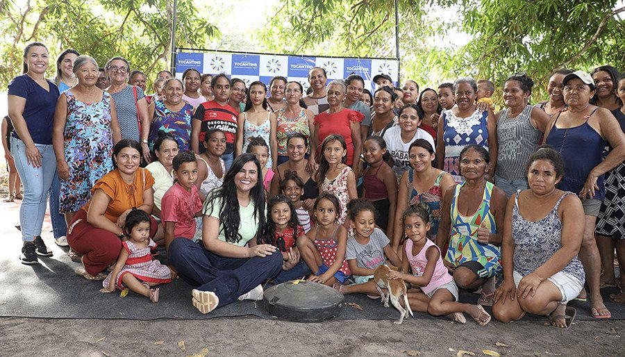 A primeira-dama Karynne Sotero foi recebida por cerca de 70 quebradeiras de seis comunidades do Bico do Papagaio (Foto: Loise Maria)