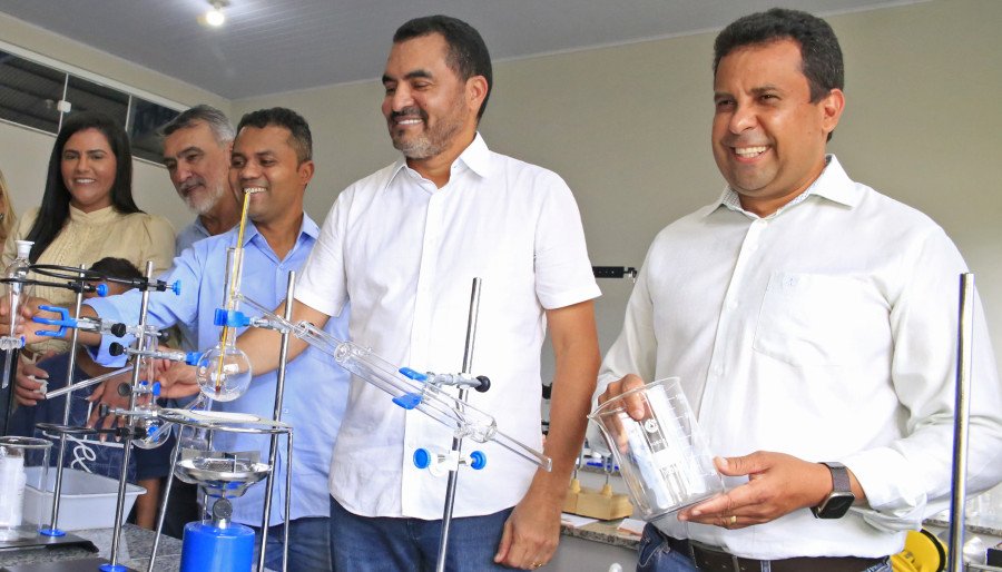 Governador Wanderlei Barbosa durante inauguração de mais uma unidade escolar equipada com laboratórios de química, física e biologia