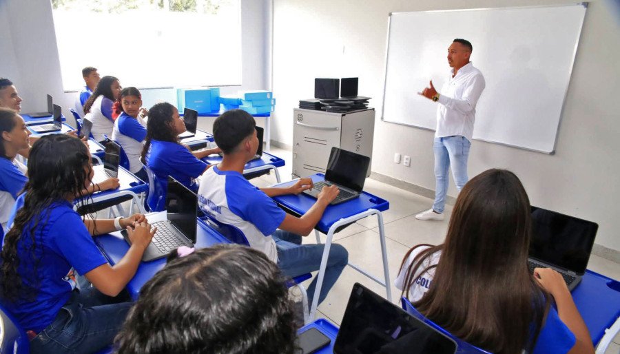 Comunidade escolar de Itaguatins comemorou a inauguração do Colégio Olavo Bilac que recebeu mais de R$ 3 milhões em investimentos