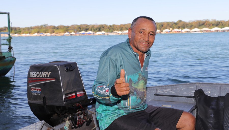 Palmeron Rodrigues de Macedo, barqueiro com mais de 20 anos de experiência, transportando turistas no Rio Tocantins (Foto: Adilvan Nogueira)