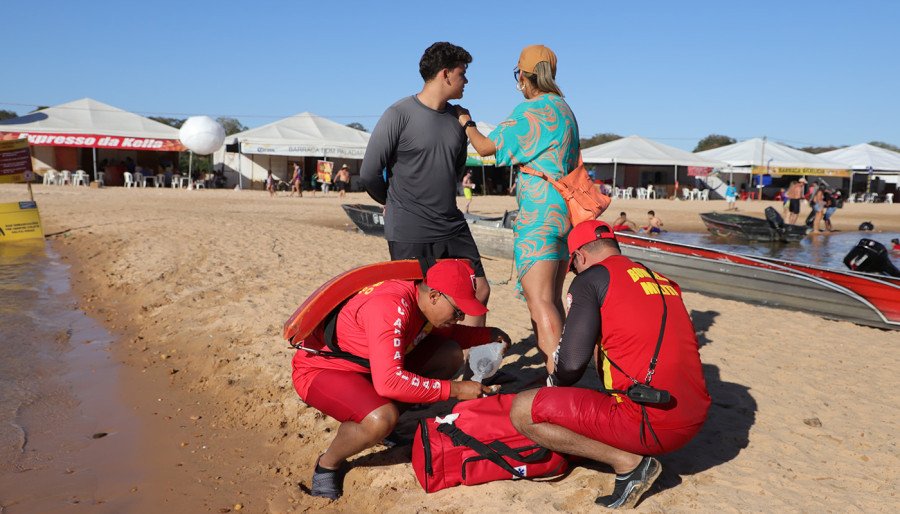 Equipe do Corpo de Bombeiros em ação na Ecopraia da Tartaruga, garantindo a segurança dos banhistas (Foto: Adilvan Nogueira)