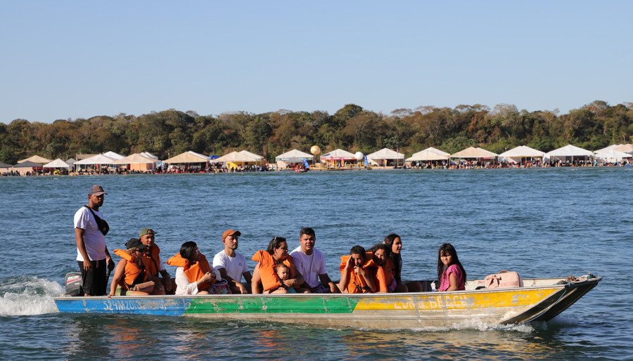 Barqueiros da Associação de Barqueiros de Peixe operando embarcações para a travessia dos visitantes, disponível 24 horas por dia