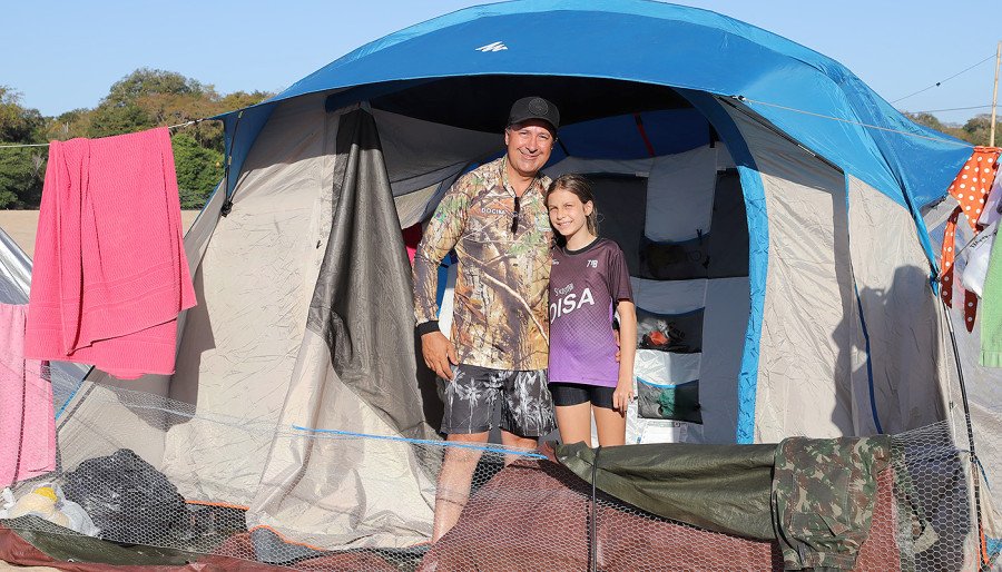 Claudiney Rodrigues, turista de Goiás, elogiando a organização e segurança da Praia da Tartaruga durante sua estadia no camping