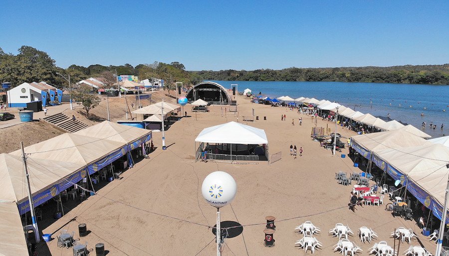 Comerciantes locais atendem os turistas com uma variedade de alimentos e bebidas nas barracas padronizadas na praia (Foto: Adilvan Nogueira)