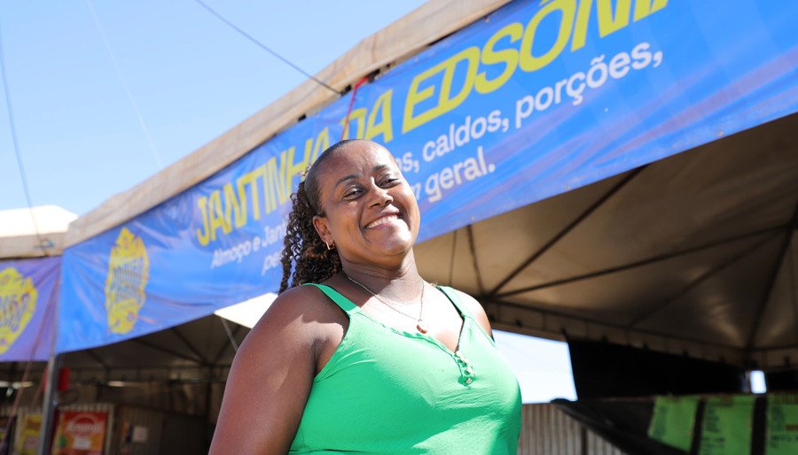 Edsônia Ribeiro celebra as vendas durante o período (Foto: Adilvan Nogueira)