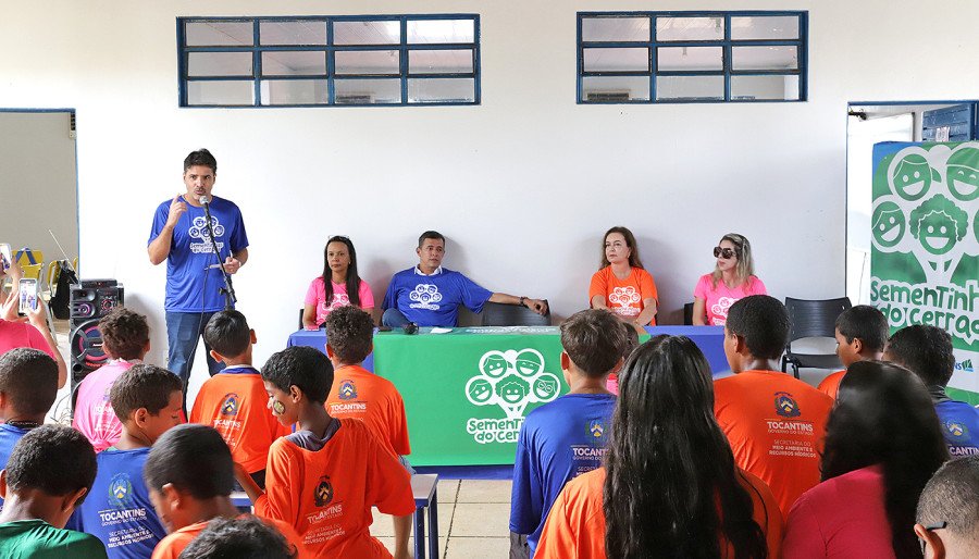 Secretário Marcello Lelis no com os estudantes no Projeto Sementinhas do Cerrado