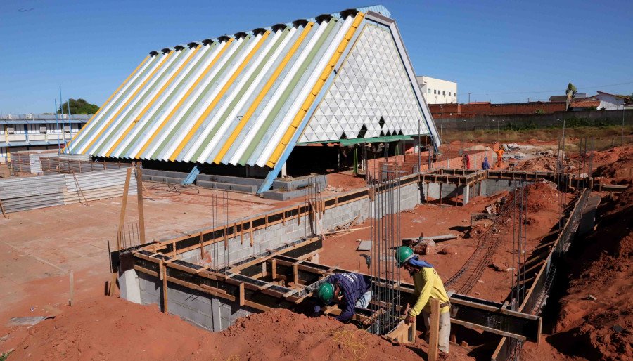 Trabalhadores no canteiro de obras do Colégio Militar, que receberá 18 salas de aula, dois laboratórios, biblioteca e quadra coberta