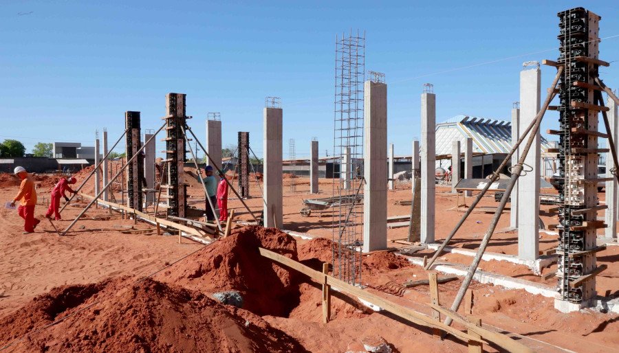 Pilares já concluídos no Colégio Militar Jorge Humberto Camargo, que avança em sua nova estrutura moderna e completa (Foto: Aldemar Ribeiro)