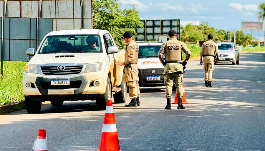 Policiais realizam blitz educativa (Foto: PMTO)