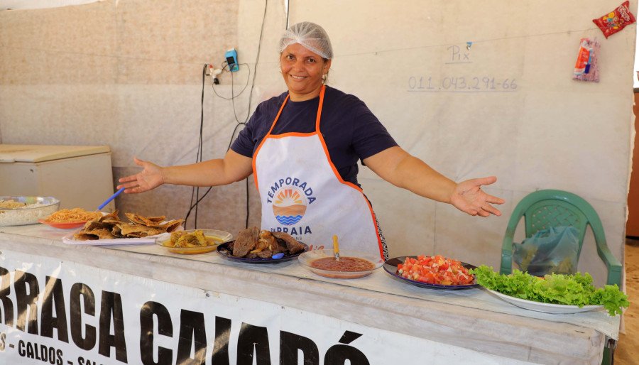 A empresária Silvane Dias celebra um dos melhores anos para vendas em seu quiosque, destacando a organização da temporada