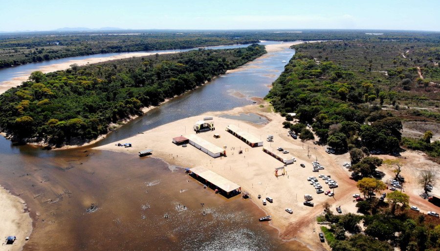 A Praia do Sol, em Caseara, recebe uma média de 60 mil visitantes nos finais de semana de julho, marcando um recorde de público na temporada