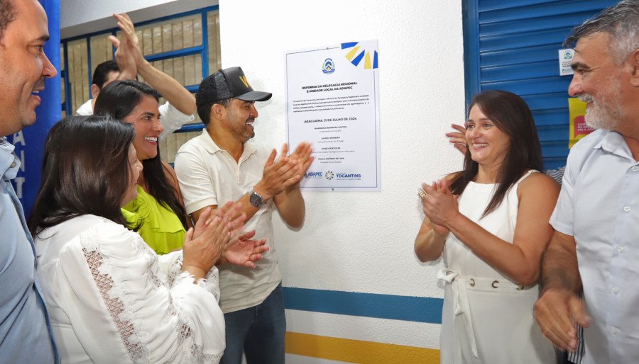 Governador Wanderlei Barbosa e autoridades durante a entrega da reforma da Adapec de Araguaína (Foto: Ademir dos Anjos)