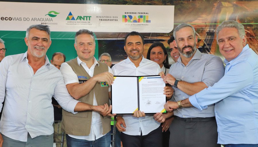 Autoridades durante a assinatura da Ordem de Serviço para o início das obras de asfaltamento do trecho de 7 km remanescente da BR-10