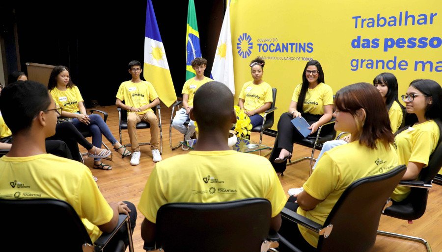 Bate-papo da primeira-dama do Tocantins com estudantes da Escola Estadual Vale do Sol foi realizado na manhã desta sexta-feira, 6