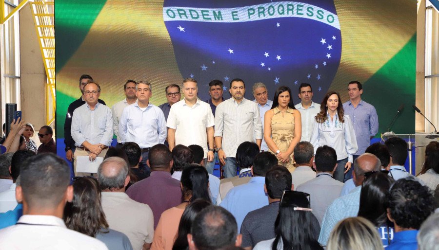 Autoridades estiveram presentes na inauguração do terminal rodoferroviário que coloca o Tocantins na rota da exportação do país