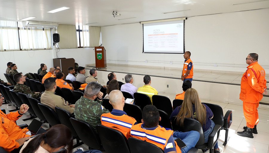 Reunião no Batalhão de Infantaria do Exército Brasileiro, discutiu a coordenação das ações e das operações de controle e mitigação dos danos