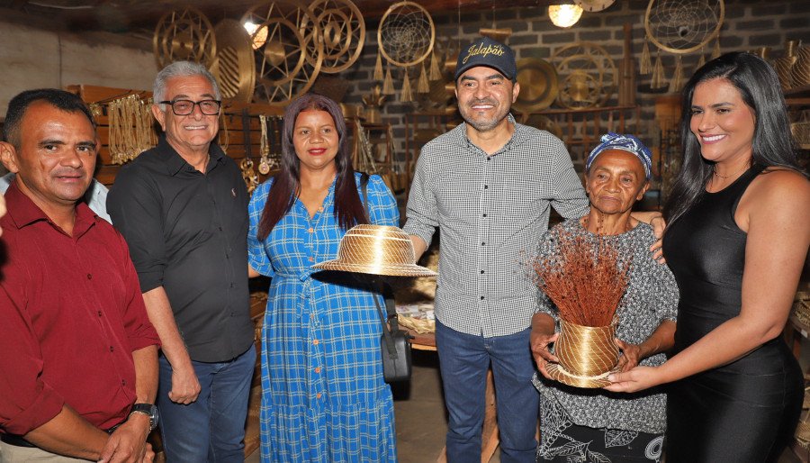 Governador Wanderlei Barbosa, acompanhado da primeira-dama, Karynne Sotero, participou da tradicional Festa da Colheita do Capim-Dourado