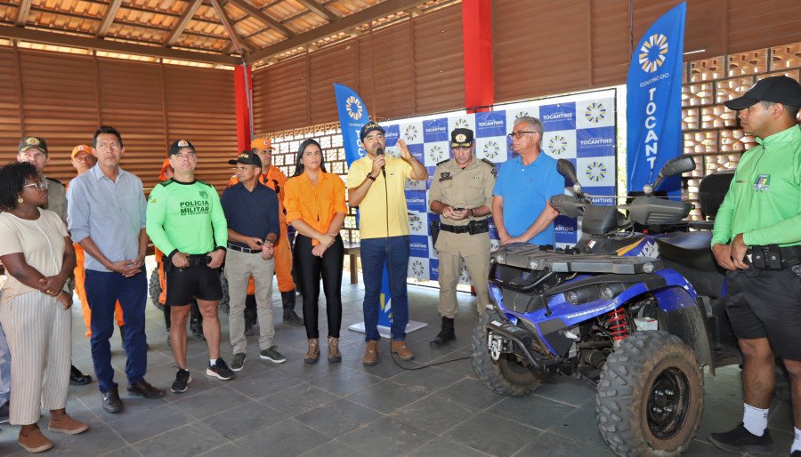 Representantes da PM e Naturatins, além de outras pastas do Governo, participam da cerimônia de entrega de veículos no Parque do Jalapão