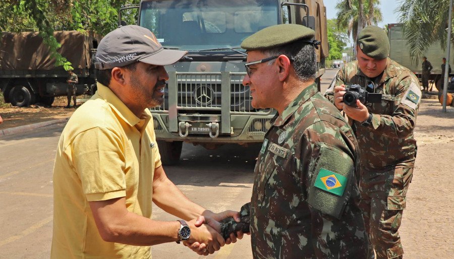 O governador recepcionou os militares do Exército, destacando a união de esforços no combate às queimadas na região da Ilha do Bananal