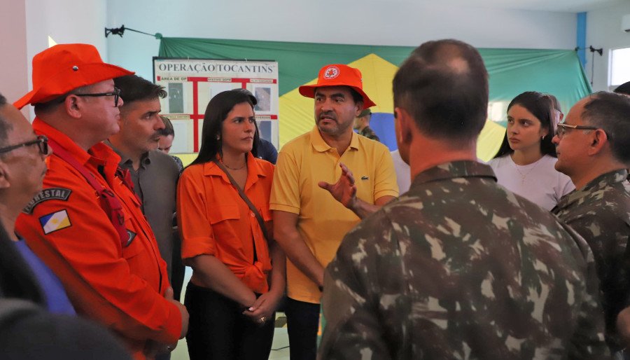 O governador, ao lado da primeira-dama e autoridades locais, acompanha de perto as ações de combate aos incêndios florestais no município