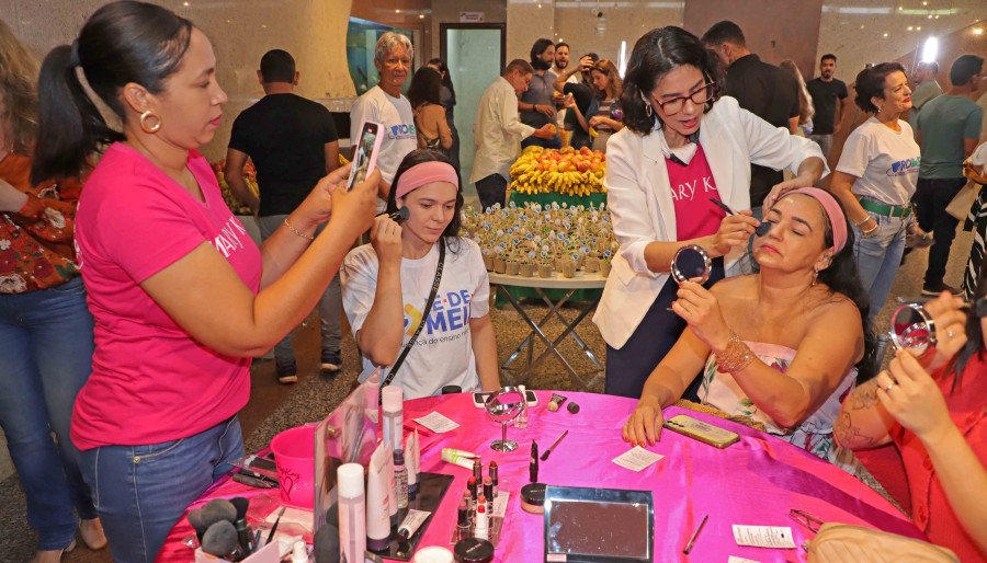 Servidores da rede estadual de educação aproveitam os serviços especiais oferecidos antes da cerimônia de assinatura do decreto do ProBem (Foto: Aldemar Ribeiro)