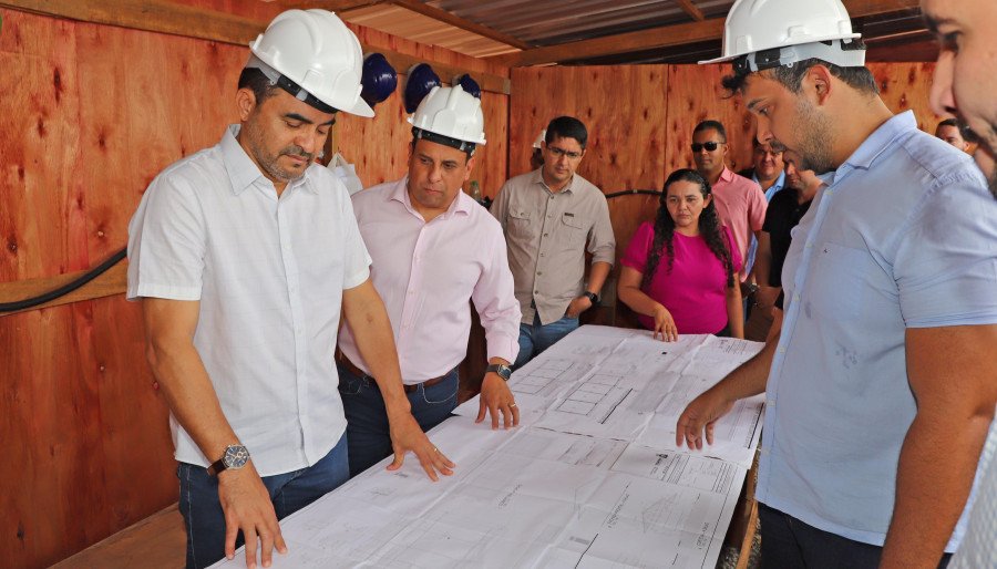 Governador e o titular da Seduc vistoriam as obras da escola do Taquari, que passará a contar com novos espaços para alunos e professores