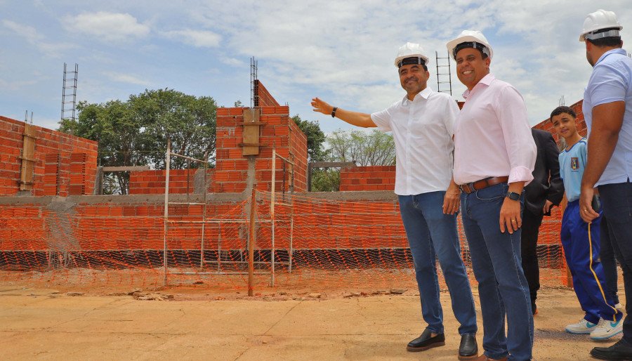 Governador visitou as obras de ampliação da Escola Estadual Cívico-Militar Maria dos Reis Alves Barros, no Jardim Taquari, em Palmas