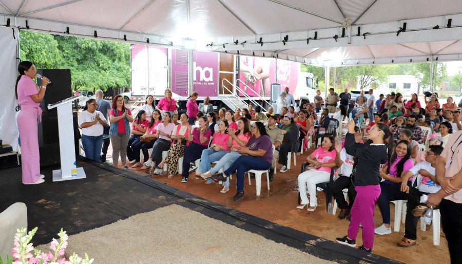 Durante o evento, a primeira-dama Karynne Sotero destacou o compromisso do Governo do Tocantins de cuidar das pessoas (Foto: Loise Maria)