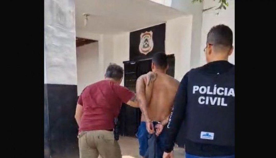 Homem sendo conduzido para a 3ª Central de Atendimento da Polícia Civil após ser preso em Sampaio (Foto: Dicom/SSP-TO)